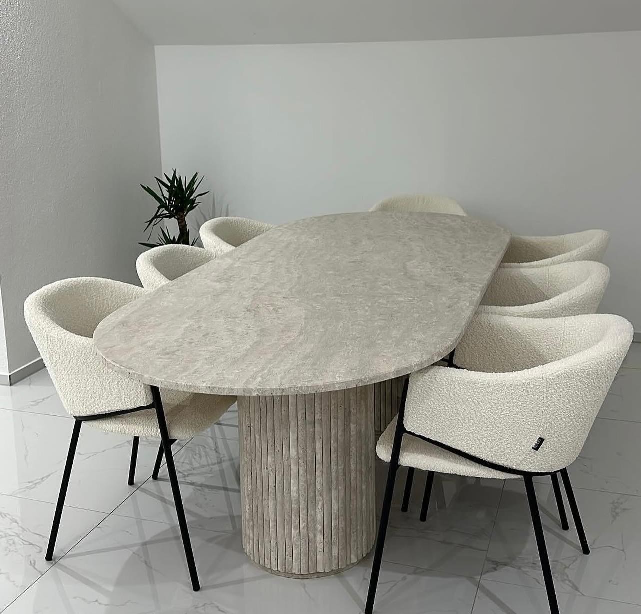 Table arrondie · piètement cannelé